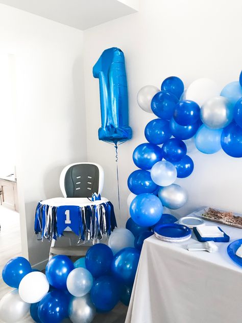 Easy Balloon Arch, First Birthday Diy, Balloon Arch Tape, Tape Balloon, Boss Baby Theme, Blue Balloon Garland, Diy Balloon Arch, Baby Shower Balloon Decorations, Christening Decorations