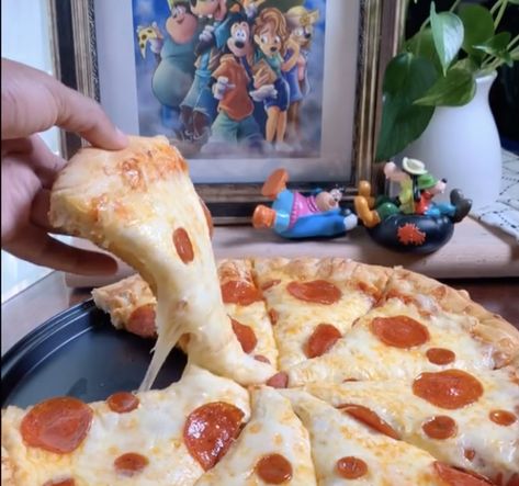 OMG, that Goofy pizza!!! Disney Themed Food, Disney Movie Night Dinner, Disney Inspired Food, Movie Night Food, Disney Movie Night, Dinner And A Movie, Night Food, Tv Food, Goofy Movie