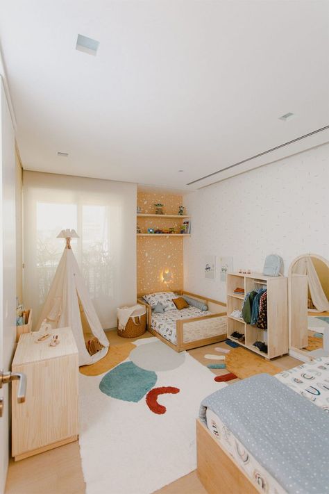 Toddler Boy Montessori Bedroom, Montessori Bedroom Toddler, Baby Room Montessori, Kids Room Montessori, Montessori Baby Room, Toddler Bedroom Design, Montessori Toddler Bedroom, Nursery Montessori, Montessori Toddler Rooms