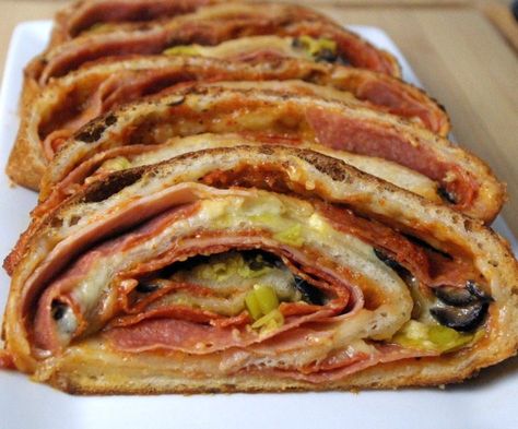 Italian Calzone, Foreign Cuisine, Calzone Recipe Easy, Epic Meal Time, Stromboli Recipe, Calzone Recipe, Calzone Pizza, Italian Meats, Meat Appetizers