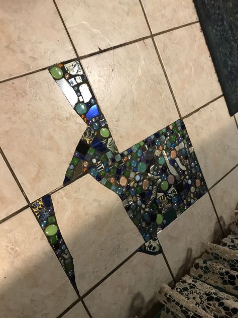 Tiles in my kitchen floor were broken and coming up. So rather than replacing it, I decided to use broken mirror, tiles and gemstones. Mosaic Patio Floor Diy, Ghibli Interior Design, Broken Tile Projects, Broken Tiles Ideas, Broken Tiles Floor Design, Diy Broken Mirror Ideas, Mozaik Tiles, Mirror Mosaic Diy, Mosaic Countertop