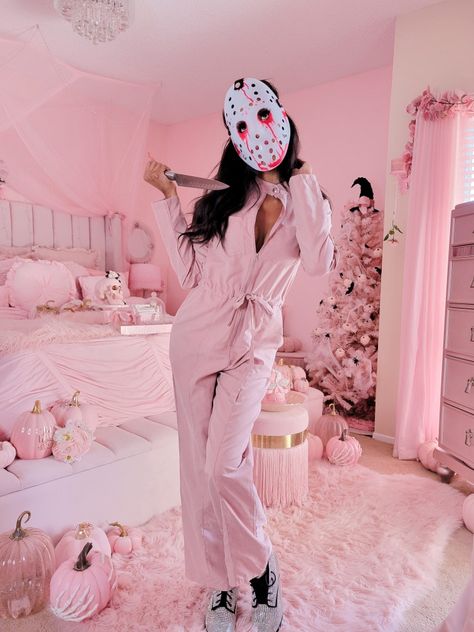 Pink Halloween Aesthetic Costume, Pink Slasher Aesthetic, Pastel Halloween Photoshoot, Pink Scream Costume, Pink Ghost Costume, Pink Halloween Photoshoot, Barbie Halloween Party, Halloween Shot Ideas, Pink Horror