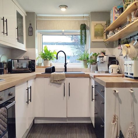 29 Small Kitchen Ideas to Maximize Your Space Elegantly - placeideal.com Council House Kitchen, Kitchen Ideas Galley, Galley Kitchen Ideas Narrow, Creative Small Kitchen, Urban Homes, Simple Kitchen Remodel, Wooden Countertops, Condo Interior Design, Galley Kitchens