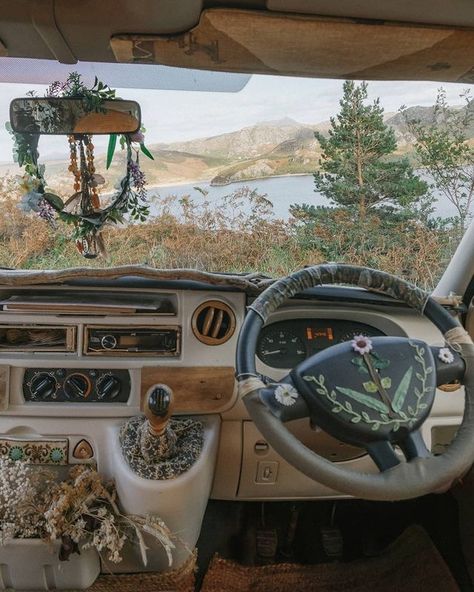 Van Living Interior, Van Aesthetic, Van Life Interior, House Van, Living In Car, Car Interior Diy, Hippie Car, Car Deco, Car Living