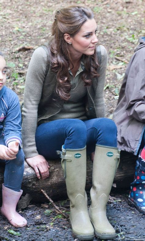 Kate Middleton, Duchess Of Cambridge, Wearing le Chameau Wellies At  A Primary School Camp In Kent, 2012 Le Chameau Wellies, Le Chameau Boots, Ducesa Kate, Style Kate Middleton, Kate Middleton Style Outfits, Duchesse Kate, Prince William Et Kate, Fashion Evolution, Duchesse Catherine