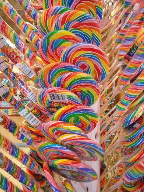 Rainbow Lollipops Big Lollipop, Rainbow Lollipop, Big Lollipops, Giant Lollipops, Rainbow Lollipops, Twin Birthday Parties, Rainbow Candy, Diy Bracelets Easy, Twin Birthday