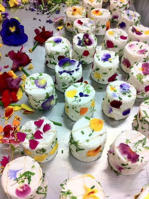 Edible Flowers Recipes, Decorações Com Comidas, Flower Table, Party Garden, Snacks Für Party, Flower Food, Floral Tea, Edible Flowers, Food Presentation