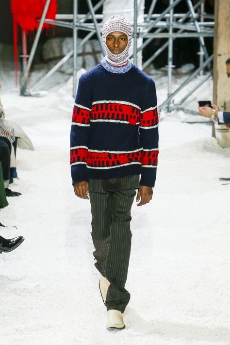 The complete CALVIN KLEIN Fall 2018 Menswear fashion show now on Vogue Runway. New York Fashion Week Men, Knitwear Inspiration, Calvin Klein 205w39nyc, Menswear Runway, Catwalk Collection, Street Style Outfits Men, Calvin Klein Collection, Knitwear Fashion, Vogue Russia