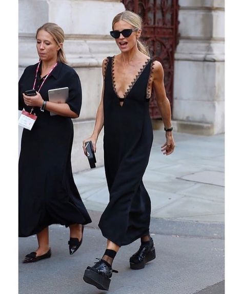 #style Laura Bailey, Walking Down The Street, Black Slip Dress, Looks Street Style, Mode Inspo, Black Slip Ons, Looks Style, Mode Inspiration, Black Dresses