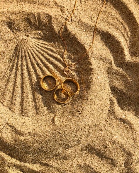 Jewelry In Sand Photography, Sand Jewelry Photography, Aesthetic Jewelry Photography Beach, Beach Jewellery Photography, Jewelry At The Beach, Product Pictures Ideas Jewelry, Beach Photoshoot Jewelry, Desert Jewelry Photoshoot, Jewellery Flatlay Photography