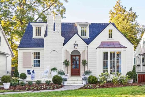 White House Curb Appeal, Small White House Exterior, Southern Exterior, Cottage Curb Appeal, Exterior Curb Appeal, Cottage Home Exterior, Designer Motivation, Exterior Refresh, Cozy Hideaway