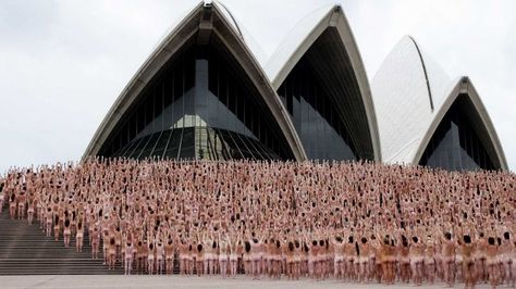 More than 5000 nude members of the public take part in Spencer Tunick's artwork at the Sydney Opera House. Mount Panorama, Spencer Tunick, Sydney Cricket Ground, Prince Charles And Diana, Australian Photography, Emerson College, Nan Goldin, Australia History, Robert Mapplethorpe