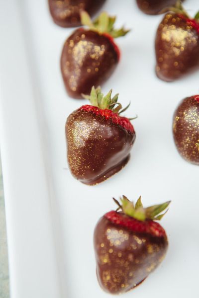 glitter & chocolate covered strawberries 1920s Food, Hollywood Glamour Party, Old Hollywood Party, Old Hollywood Theme, Hollywood Party Theme, Glamour Party, 1920s Party, Gatsby Themed Party, Great Gatsby Party