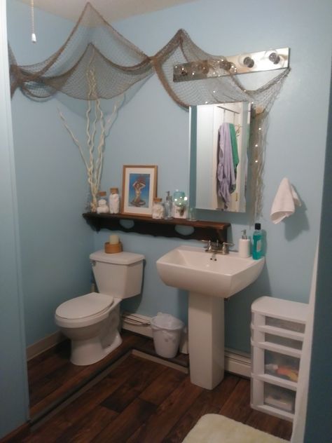 Small Bathroom Ocean Theme, Under The Sea Bathroom Decor, Sea Shell Bathroom Ideas, Corner Bathtub Decor, Sailboat Bathroom, Sea Bathroom Ideas, Under The Sea Bathroom Ideas, Bathroom Ocean Theme, Ocean Bathroom Ideas