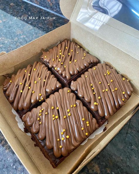 Brownie Mini Cake, Brownies Astethic, Brownies Decoration Ideas, Brownie Decorating Ideas, Brownie Design, Brownies Packaging, Brownies Aesthetic, Happy Brownies, Brownie Shop