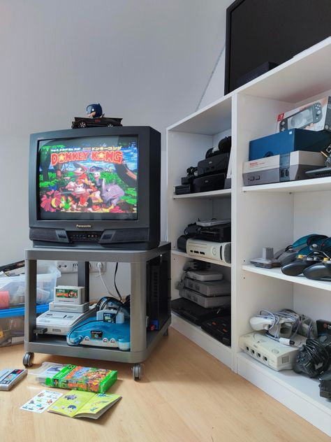 Crt Gaming Setup, Retro Game Setup, Crt Setup, Retro Gaming Setup, Retro Gamer Room, Retro Gaming Room, Retro Game Room, Retro Games Room, Retro Gadgets