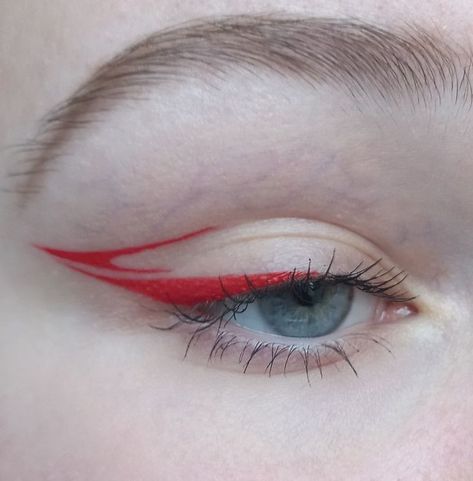 Red Eyeliner Looks Hooded Eyes, Simple Graphic Eyeliner Ideas, Graphic Eyeliner Ideas For Hooded Eyes, Brown Graphic Liner, Fun Graphic Liner, Graphic Eyeliner Color, Red Graphic Eyeliner, Red Eyeliner Looks, Simple Graphic Eyeliner