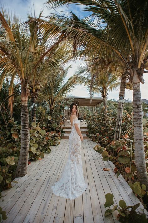 Famous Wedding Dress Designers, Amazing Wedding Makeup, Bahamas Wedding, Shanina Shaik, Best Wedding Makeup, Beachside Wedding, Wedding Photo Books, Wedding Moodboard, Wedding Dresses Vera Wang