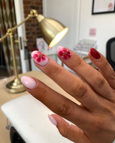 she’s only gone and done her nails properly 🫣 twinning with emma one of my nail girlies - absolutely in love with this set 🫶🏻 this is @the_gelbottle_inc Dolly & Bloodgood on my natural nails! might not seem impressive, but i feel i am smashing my biab journey long let’s see how long i can stick to it this time before i whack some gel extensions on hahaha I’m Caitlin, a BIAB and gel extension nail tech based out of my home studio in Colchester. With availability for new nail girlies in ap... Aesthetic Nails Design, Nails 2025, Biab Nails, Summer Nails Colors Designs, Inspiration Nails, December Nails, Hello Nails, Nail Effects, Floral Nail