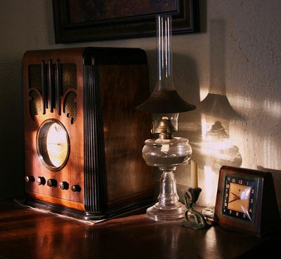 Born in May Radio Aesthetic, Downton Abbey Characters, Granny Pod, Old Radio, Living Vintage, Old Radios, Grandmas House, Vintage Radio, Morning Light