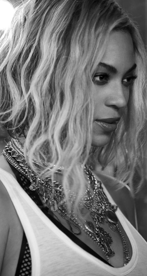 #Beyonce #VisualAlbum #XO Beyonce Xo Hair, Beyonce Video Phone, Beyonce Xo, Beyonce Pictures, Beyonce Hair, Messy Bun With Braid, Queen Bee Beyonce, Blonde Ambition, Hair 2022