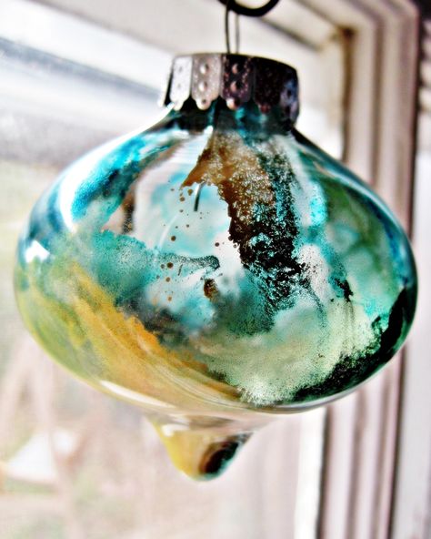 Metallic Alcohol Ink Ornaments | LulaBelle Handicrafts Alcohol Ink Ornaments, Ink Ornaments, Alcohol Ink Glass, Alcohol Ink Crafts, Ink Crafts, Popular Crafts, Alcohol Ink Painting, Painted Ornaments, Metal Tree