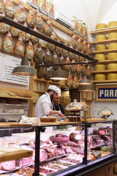 Deli Shop, Italian Deli, Pizza Bar, Meat Shop, Meat Markets, Seafood Market, Things To Eat, Bologna Italy, Cheese Shop