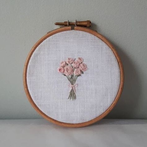 #postoftheday #embroiderydesign Flower Embroidery Aesthetic, Peony Embroidery Simple, Peony Flower Embroidery, Oval Embroidery Hoop Ideas, Peonies Embroidery, Embroidered Peonies, Embroidered Peony, Embroidery Peony, Embroidery Bouquet