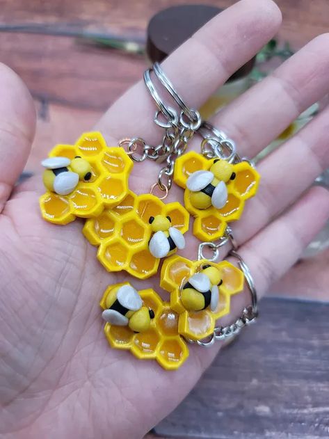 Honeycomb and Bee Friend Keychain - Polymer Clay Keyring Charm Keychains Polymer Clay, Polymer Clay Kawaii Keychain, Clay Crafts Air Dry Jewelry, Polymer Keychain Ideas, Keychain Clay Ideas, Polymer Clay Keychain Ideas, Keychain From Clay, Clay Art Keychain, Diy Clay Keychain