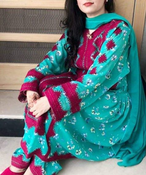 Dp Pic, Balochi Dresses, Balochi Photo, Balochi Frocks Design, Balochi Dress Design Doch, Balochi Girls Dpz, Pakistani Girls Dpz, Simple Dress Casual, Clothing Pattern Design