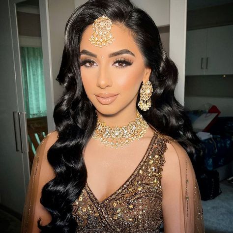 Hollywood Waves Indian Bride, Wedding Curls, Pretty Henna, Glam Waves, Pretty Henna Designs, Indian Wedding Hairstyles, Hollywood Waves, Side Hairstyles, Front Hair Styles