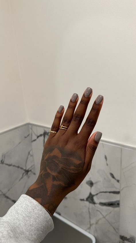 Cute Fall Nail Colors, Nail Colors For Dark Skin, Short Classy Nails, Gel Overlay Nails, Old Money Nails, Rounded Acrylic Nails, Siren Aesthetic, Money Nails, Natural Nails Manicure