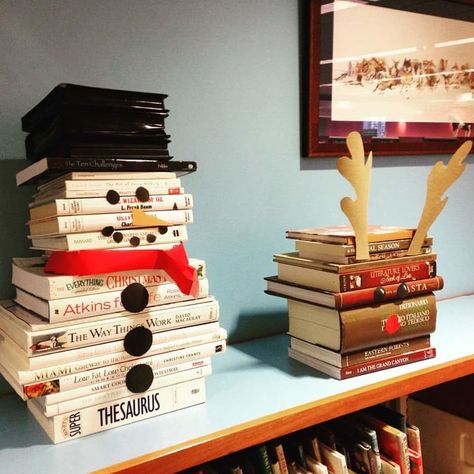 Classroom Christmas Decorations, Library Book Displays, Book Tree, Snowman Christmas Decorations, Diy Snowman, Book Sculpture, Diy Upcycling, Library Decor, Christmas Classroom