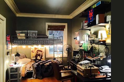 SPIDERMAN: HOMECOMING Gene Serdena Spiderman Bedroom, Movie Bedroom, Room Movie, Spiderman Room, Film Decor, Marvel Room, Box Bedroom, Parker House, Spiderman Homecoming