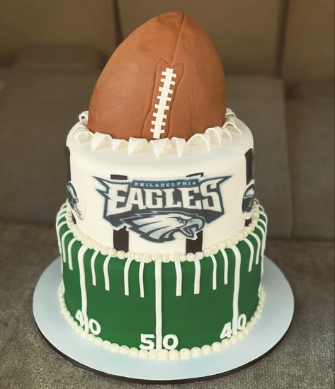 Eagles Birthday Cake, Superbowl Cakes, Eagles Football Cake, Philadelphia Eagles Cake, Graduation Party Planning Checklist, Football Field Cake, Superbowl Cake, Football Birthday Cake, Cake Decorating Kit