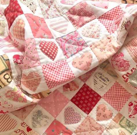 Helen Pontin (@helen.philipps) • Instagram photos and videos Quilting Wall Hangings, Pink Floral Quilt, Pink Quilts Ideas, Girl Hobbies, Hearts Quilt Pattern, Patch Work Quilt, Valentine Quilts, Checkerboard Quilt, Wonderful Thursday