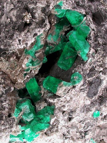 Naturally beautiful even in the raw Geode Rocks, Raw Emerald, Geology Rocks, Pretty Rocks, Cool Rocks, Minerals And Gemstones, Rocks And Gems, Gem Stones, Raw Gemstones