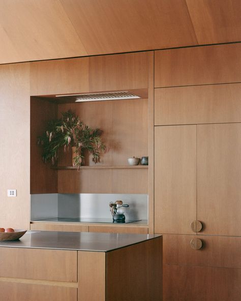 Eight minimalist kitchens where materials provide the decoration Edition Office Architecture, Edition Office, Dry Kitchen, Fibre Cement Cladding, Armoire Entree, External Cladding, Three Bedroom House, Outdoor Dining Spaces, Concrete House