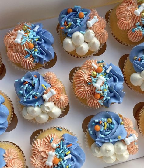 Bluey Theme Strawberries, Bingo Cupcakes Ideas, Bluey 1st Birthday Cookies, Diy Bluey Cupcakes, Bluey Cupcake Ideas Birthday, Bluey Birthday Party Treats, Bluey Birthday Party Pastel, Bluey Theme Cupcakes, Bluey Birthday Party Cupcakes