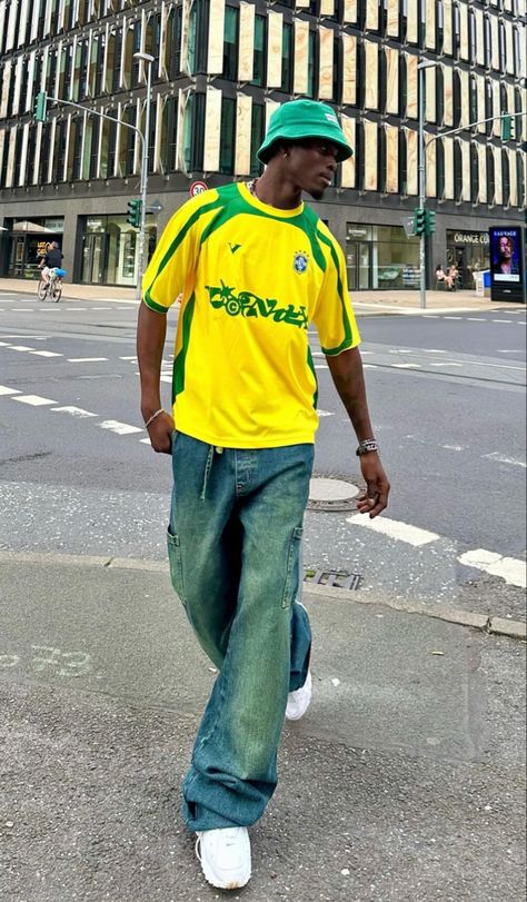 Brazilian Fashion Street, Brazilian Outfits Men, How To Style Yellow Shirt, Brazil Shirt Outfit, Brazil Streetwear, Soccer Streetwear, Yellow Shirt Outfit, Soccer Fashion, Football Streetwear