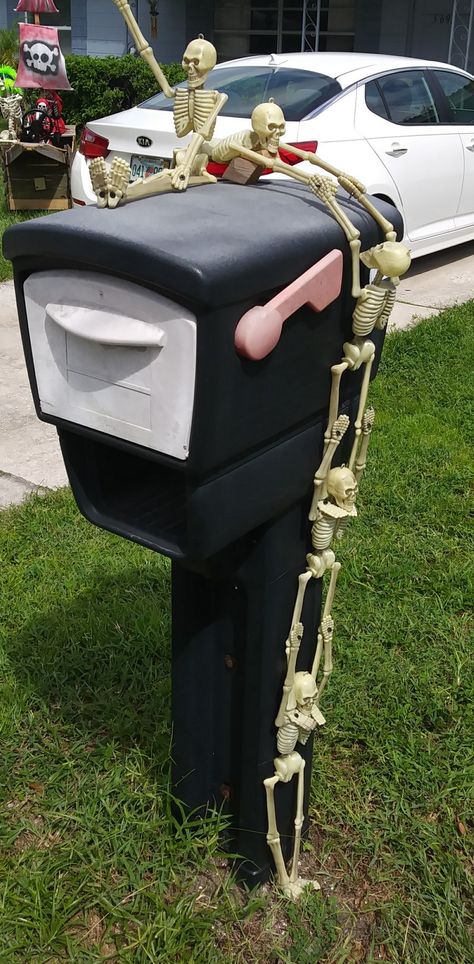 Mailbox Skeletons, Diy Halloween Mailbox Decor, Halloween Mailbox Ideas, Mailbox Halloween Decor, Halloween Mailbox Decor, Halloween Mailbox Decorations, Fall Mailbox Decor, Skeleton Poses, Halloween Core