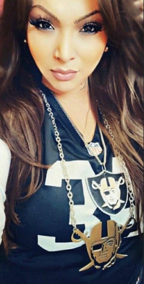 Metal Girl Style, Raiders Cheerleaders, Chica Chola, Oakland Raiders Fans, Gangsta Girl Style, Oakland Raiders Logo, Chola Girl, Raiders Baby, Raiders Girl