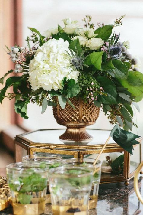 10 Stunning Tablescapes in Green and Gold - via BirdsParty.com August Events, Anniversaire Diy, Beautiful Flower Arrangements, Deco Floral, Table Arrangements, Arte Floral, Floral Centerpieces, Flower Centerpieces, Decoration Table