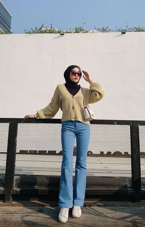 Ootd Hijab Jeans Highwaist, Highwaist Jean Outfits Hijab, Bootcut Outfit Hijab, Bootcut Jeans Outfit Hijab, Casual Hijab Outfit Jeans, How To Style Bootcut Jeans, Flare Jean Outfit, Bootcut Jeans Outfit, Fesyen Islam