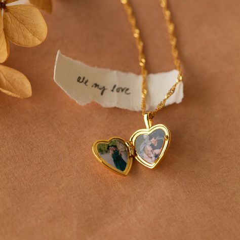 Heart Pendant Gold Locket Necklace, Gold Heart Locket Necklace Vintage, Locket Necklace With Photo, Photo Pendant Necklace, Heart Photo Locket, Heart Locket Necklace Picture, Photo Pendant Gold, Cute Gifts For Mom Christmas, Locket Photo Ideas