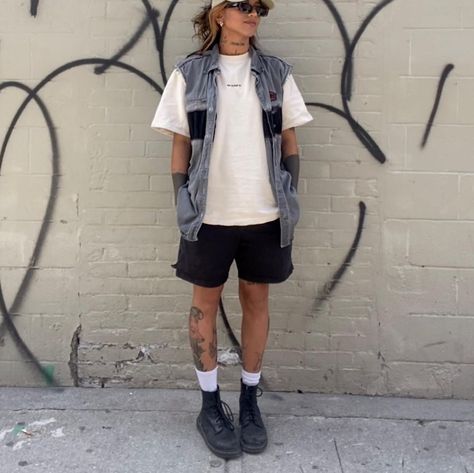 Masculine Aesthetic Outfits Women, Unisex Outfits Aesthetic Summer, Masc Concert Outfits Summer, Masc Outfits For Women Shorts, Unisex Outfits Summer, Masc Fem Summer Outfits, Nb Summer Outfits, Masc Women Aesthetic Summer, Masc Style Women Summer