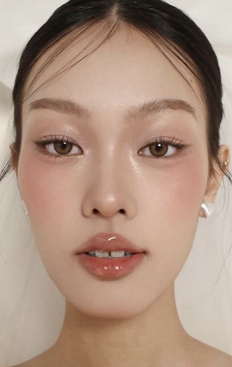 Asian Wedding Makeup Round Face, Korean Soft Makeup Look, Fish Face Type Makeup, Natural Christmas Makeup Looks, Spring Warm Makeup, Asian Makeup Looks Glam, Korean Soft Makeup, Soft Cat Eye, Taiwanese Makeup