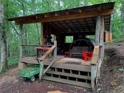 Off Grid Campsite, Small Camping Cabin, Easy Shelter In The Woods, Farm Camping Ideas, Campsite Ideas Permanent, Building Your Own Campsite, Diy Campsite Ideas, Tent Platform Camping, Camping Setup Ideas Glamping