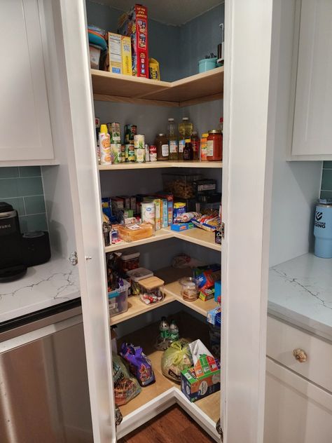 Corner Pantry Kitchen, Diy Corner Pantry, Corner Pantry Dimensions, Small Corner Pantry, Kitchen Corner Pantry, Corner Pantry Organization, Corner Pantry Ideas, Pantry Dimensions, Corner Pantry Cabinet