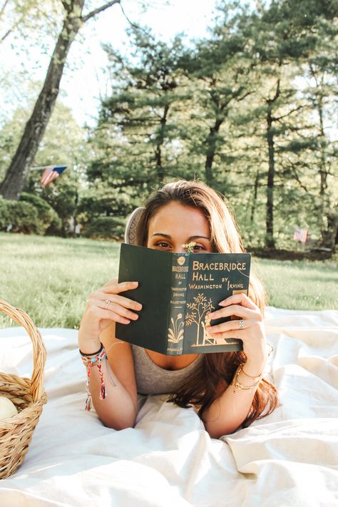 How To Pose With Books, Photoshoots With Books, Book Club Photoshoot, Reading Photoshoot Ideas, Novel Writing Aesthetic Pictures, Book Photo Shoot Ideas, Photoshoot Book Ideas, Journal Photoshoot Ideas, Book Themed Photoshoot